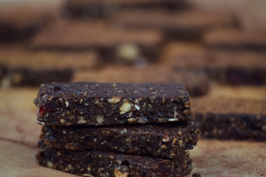 室内桌面新鲜美味健康坚果巧克力甜点