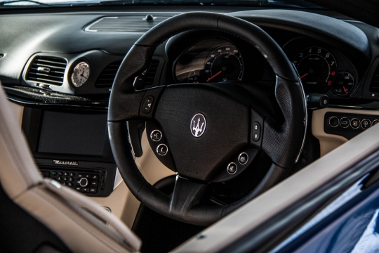 黑色轿车内部方向盘特写