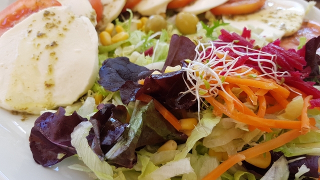 白色盘子新鲜美味蔬菜肉类料理美食