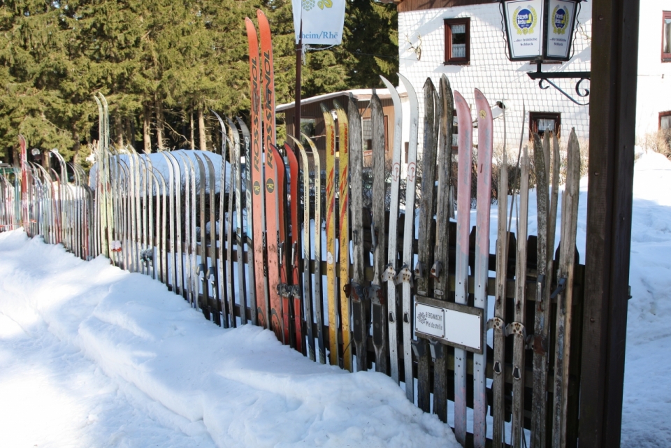 冬季森林中积雪小屋风光