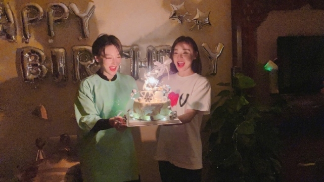 袁姗姗生日会张馨予图片