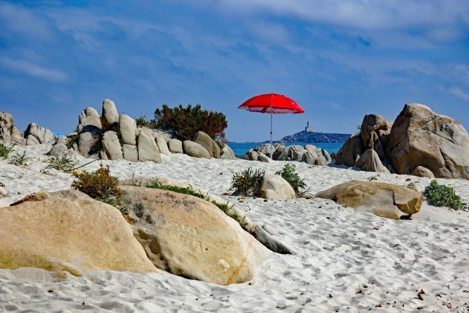 阳光蓝色天空白色沙滩红色遮阳伞
