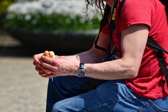 阳光城市街道拿食物成年男性
