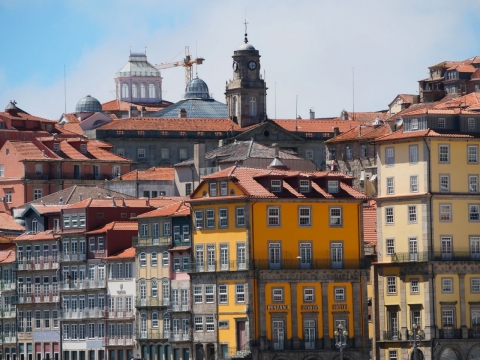 早晨天空下包围教堂高楼建筑