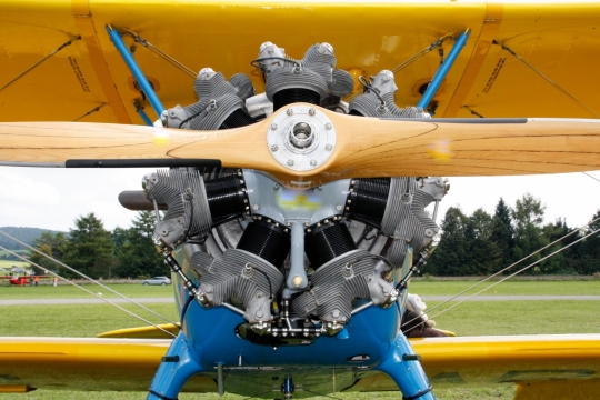 空旷草地停放飞机正面螺旋桨特写