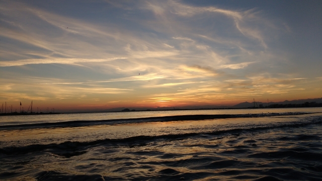 日出时分翻涌着层层波涛的无边大海