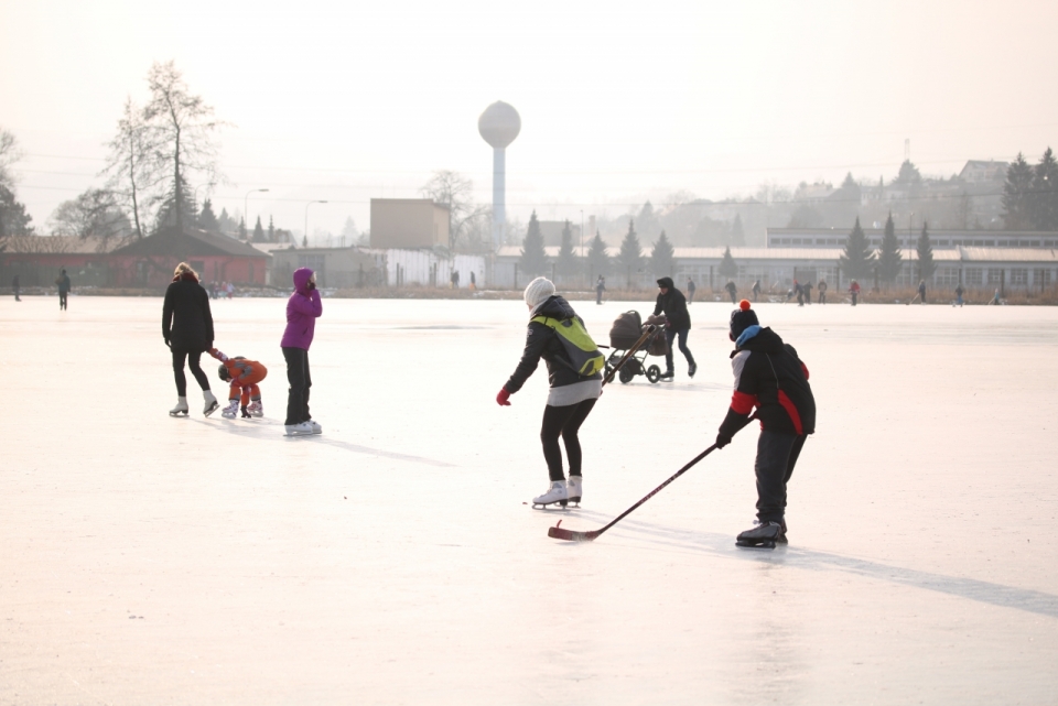 冬季户外滑冰场地游玩人物街拍