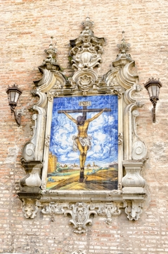 墙壁镶嵌精致石雕壁画路灯展示