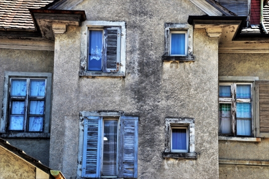 古城区老旧房屋墙壁门窗外观