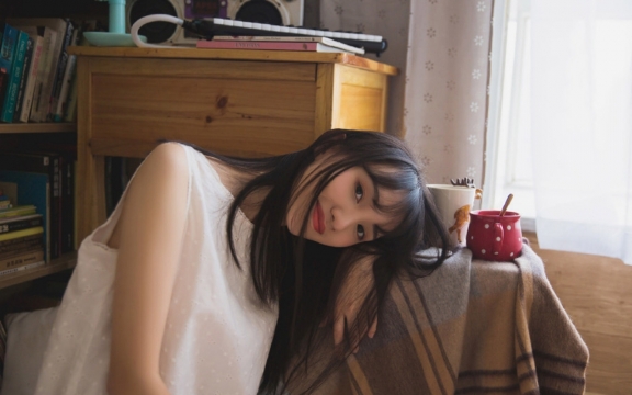 大猫咪美女慵懒迷人无水印电脑桌面高清壁纸图片