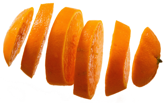 白色背景被切成一片片的新鲜橙子