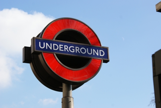 蓝天下的红蓝色地铁标志特写