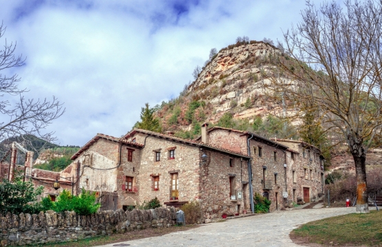蓝色天空自然山峰前古老建筑