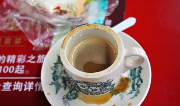 室内桌面喷溅咖啡文艺咖啡杯