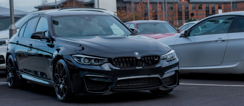 停放路边的黑色宝马轿车特写