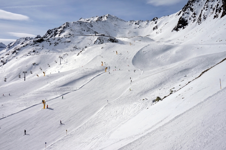 白色雪山上滑雪道风景摄影