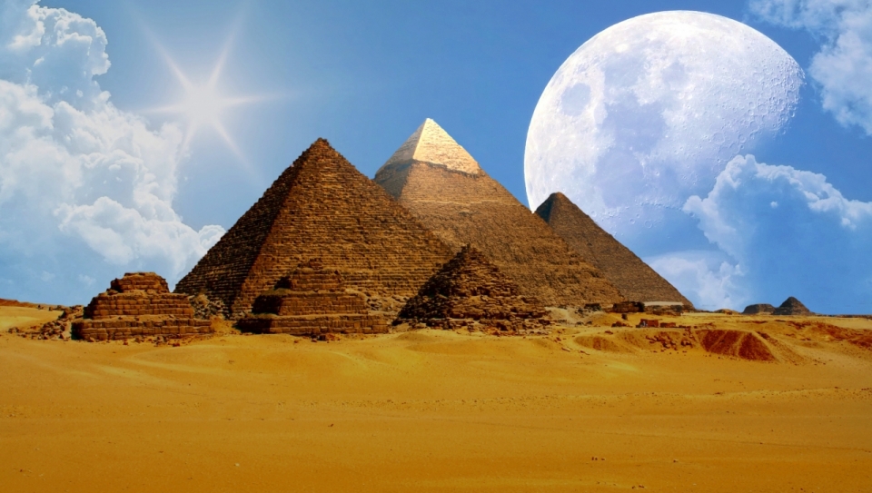 蓝色天空下沙漠上竖立着的埃及金字塔遗迹