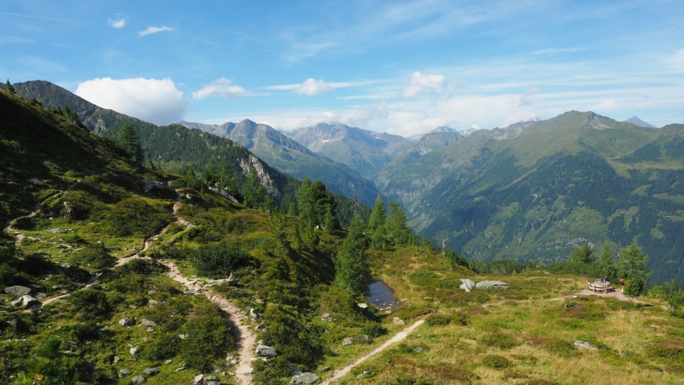 晴朗天空户外登山游完风景美图