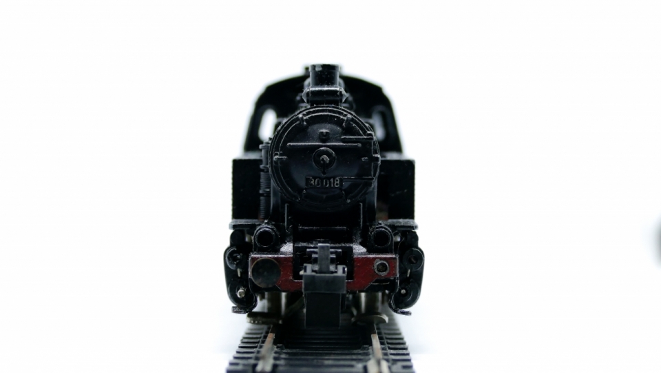 白色背景黑色火车玩具模型