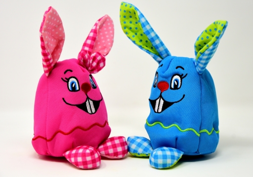 白色背景红色蓝色兔子卡通毛绒玩具