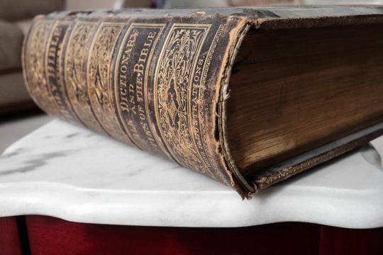 室内木桌摆放厚实书本字典摆拍