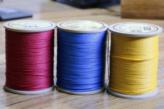 摄影基础_室内木制桌面上三原色缝制线