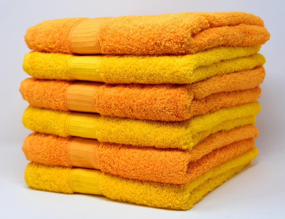 居家桌面整齐摆放折叠黄色毛巾