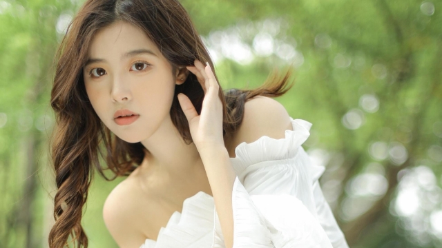 春暖花开优美高雅美女高清桌面壁纸