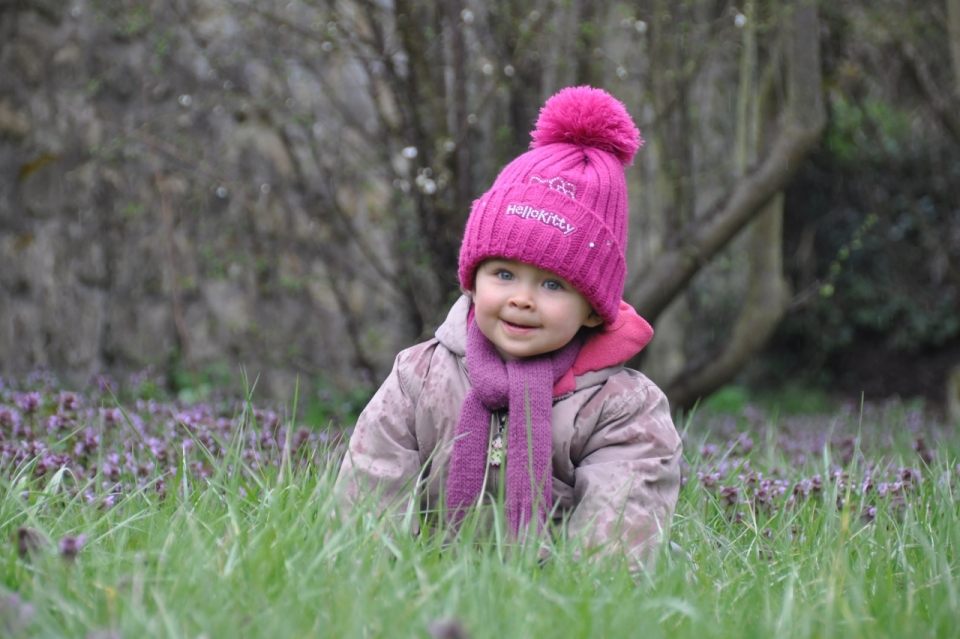 自然森林戴粉色针织帽围巾可爱女孩