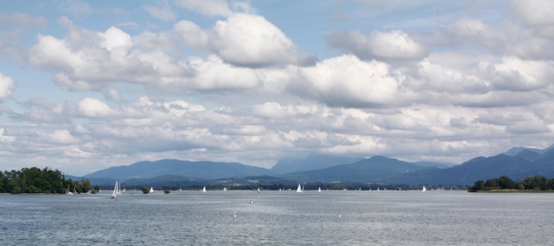 蓝天白云户外自然山峰前湖泊