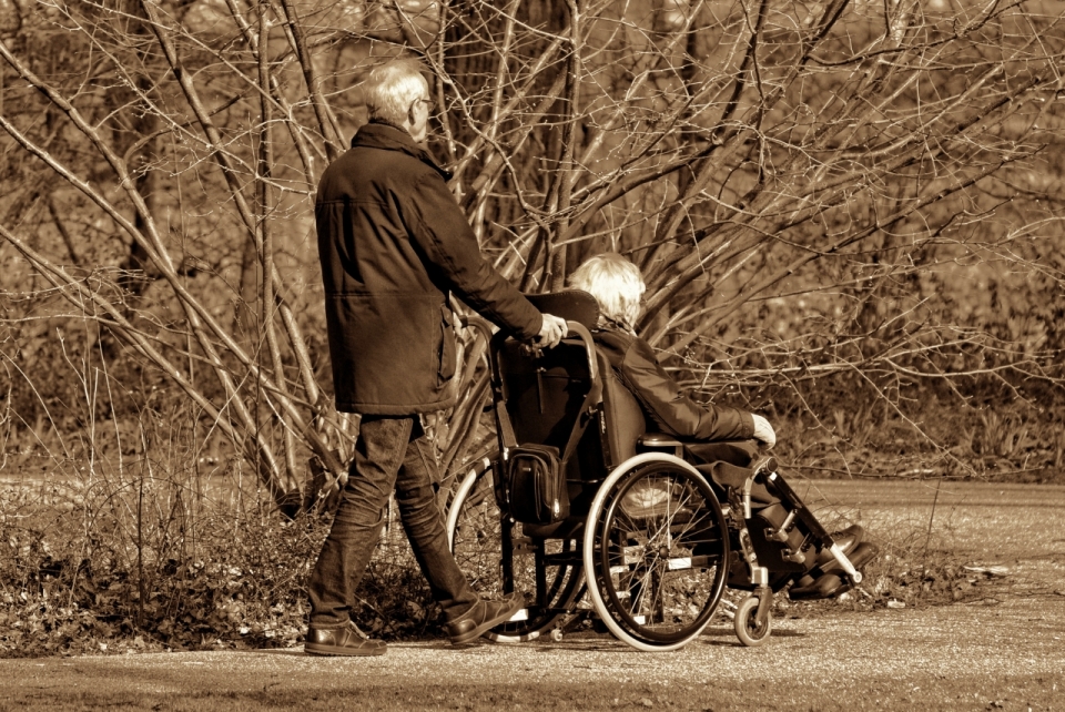 怀旧公园散步推轮椅老年男性