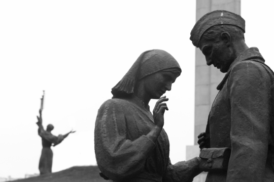 白色背景妻子给当士兵的丈夫整理衣服雕像