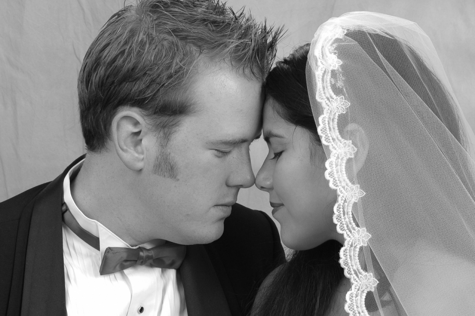 欧美夫妻婚礼黑白婚纱照脸部摄影