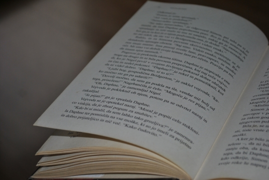 室内桌面翻开白色内页文艺书本