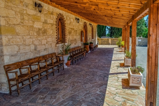 庭院建筑走廊阴影摆放整齐桌椅休息区