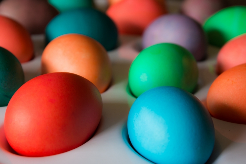 室内桌面复活节节日彩色装饰蛋