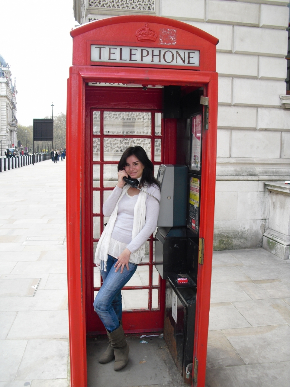 红色电话亭中打电话的性感美女写真