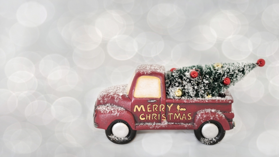 一辆带着圣诞树的红色货车模型摄影