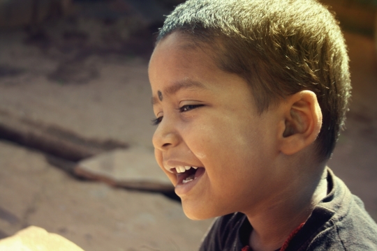 虚化背景户外阳光下可爱短发男孩