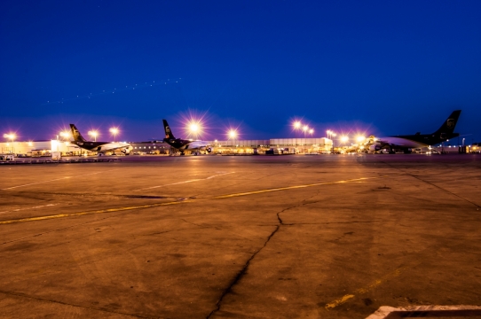 夜晚星空下的飞机场建筑摄影