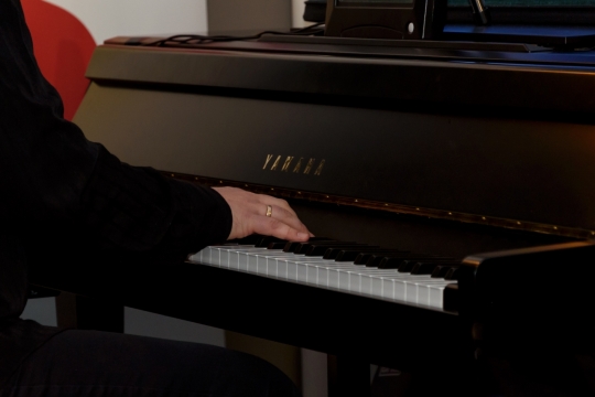 室内弹奏黑色钢琴女性手部特写