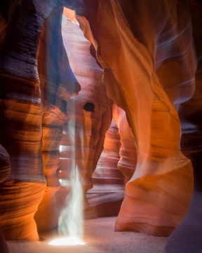 自然岩石峡谷奇幻白色光芒传送阵