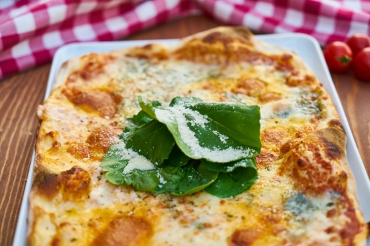 红白格桌布木制餐桌白色餐盘中烤面包