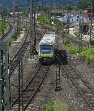 在乡间铁道上正在缓缓行驶的火车头
