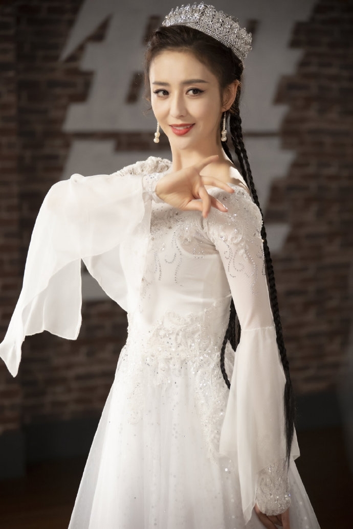性感美女明星佟丽娅一袭白色礼裙充满异域风情图片