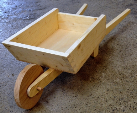 房间中手工制作木制小推车工艺品