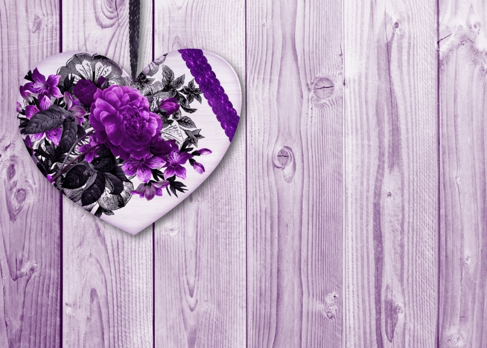 木板墙壁紫色爱心花朵挂坠
