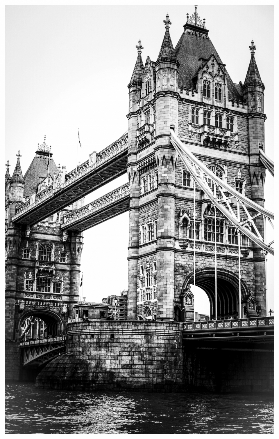 河岸伦敦大桥黑白摄影