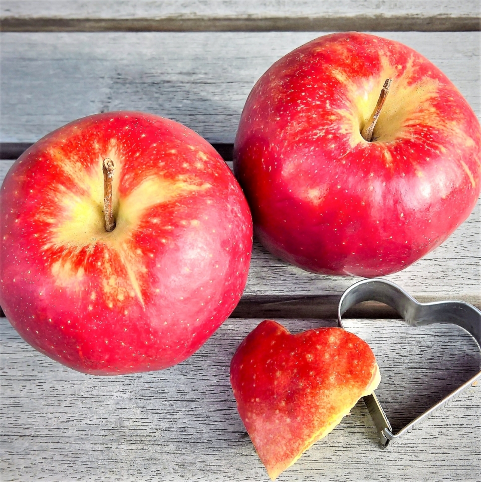 木桌上放着的红苹果水果和爱心摄影