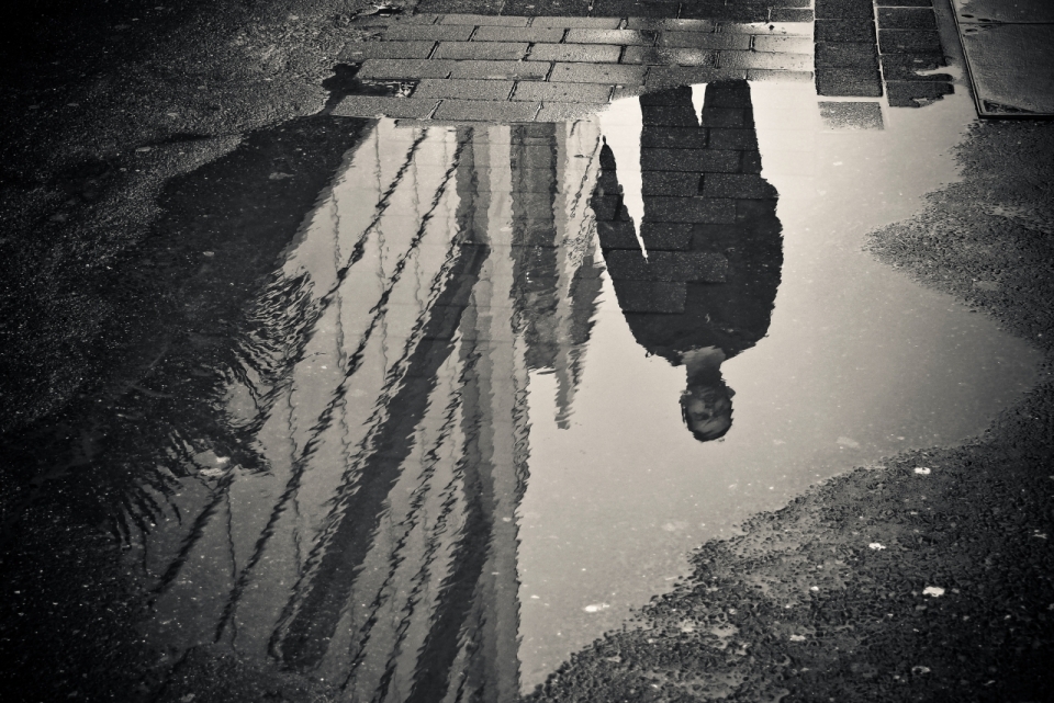 雨后地面上积水塘的倒影黑白风格摄影